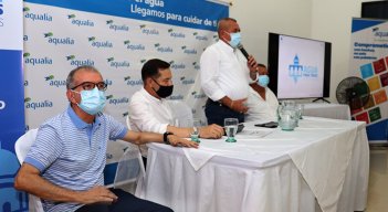 El alcalde Eugenio Rangel interviene durante el acto de lanzamiento del programa Agua para Todos que se pondrá en marcha en Villa del Rosario