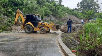 Desprendimiento de rocas y lodo sobre las vías han dejado incomunicados a varios sectores del departamento. / Foto cortesía