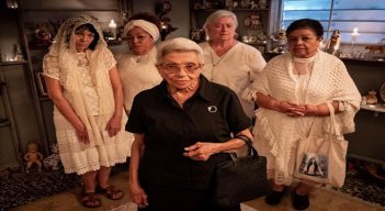 Luz María Rondón, Sharon Riley, Carmen Milagros Ortíz, Flor Joglar y Carmen Nydia Velásquez protagonizan ‘Perfume de gardenias’, una comedia dramática de humor negro con grasa tropical. / Foto Instagram