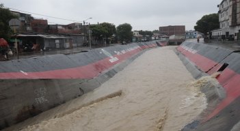 El Canal Bogotá quedó pequeño ante tanta agua/Alfredo Estevez/ La Opinión