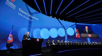 Gianni Infantino se dirige al Congreso de la UEFA en Montreux para debatir la propuesta de la Superliga.