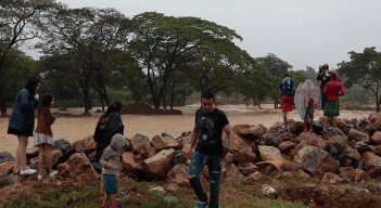 El fuerte aguacero de ayer hizo temer por un nuevo desbordamiento de la quebrada La Tonchalá, que a finales del año pasado afectó a decenas de familias ribereñas. / Fotos Luis Alfredo Estévez / La Opinión