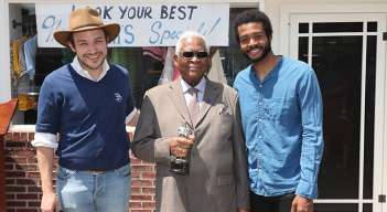 El cineasta Ben Proudfoot, Horace Bowers, Sr. y el cineasta Kris Bowers posan en un evento de prensa para el cortometraje nominado al Oscar "Un concierto es una conversación"