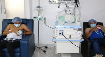 Contacto piel a piel temprano, continuo y prolongado entre los padres y el bebé. Puede participar el núcleo familiar más cercano como abuelos y hermanos. / Cortesía/ La Opinión 