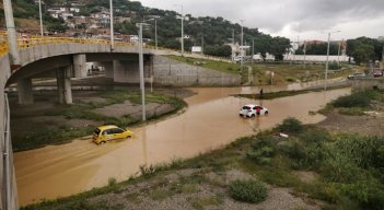 Sistemas hidráulicos colapsados en intersecciones por lluvias./FOTO La Opinión
