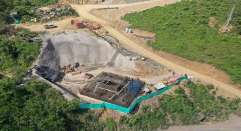 En el avance de las obras del puente más extenso que se construye en el corredor vial Pamplona-Cúcuta, este fin de semana habrá paso restringido en el sector La Honda, en Chinácota. / Cortesía / La Opinión 