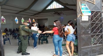 Las autoridades policiales hicieron presencia en las iglesias, verificando que se cumplieran los aforos y medidas de bioseguridad. / Foto cortesía para La Opinión