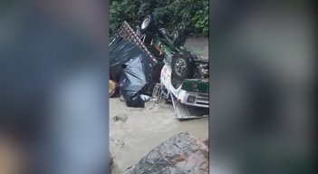 El hecho se registró en horas de la madrugada de este viernes, cuando el conductor del vehículo cayó en un megahueco que hay en el puente de Siravita y perdió el control del mismo. / Foto: Captura de video