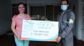 Alida Rincón, ganadora de la Guaca Millonaria de Aguas Kpital. / Foto: Cortesía