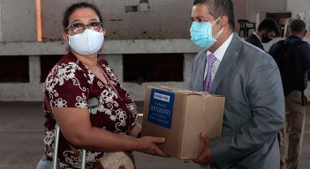 El presidente de la iglesia mormona en Cucuta, Álex Corredor, hace entrega aquí de una d elas ayudas./Foto Alfredo Estévez