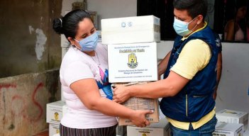 Entrega de ayudas alimentarias a las familias del barrio La Isla./Foto Cortesía