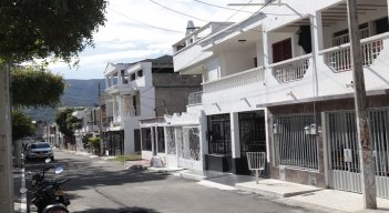 La mayoría de casas en Altamira son de dos pisos.