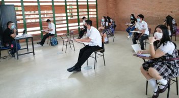  Los estudiantes de los últimos grados fueron los primeros en regresar a las aulas bajo el modelo de alternancia. /Foto La Opinión