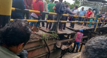 El paso por el puente Las Garzas es restringido/Foto Cortesía/La Opinión