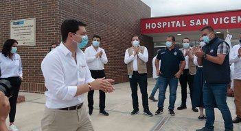 El contralor general de la nación, Felipe Córdoba, en una inspección al hospital San Vicente de Paúl de Gramalote./Foto Alfredo Estévez/La Opinión