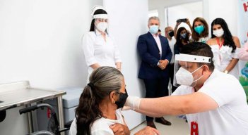 La inauguración del hospital de Gramalote se estrenó con la aplicación de la vacuna contra la COVID-19 a la señora Ana Isabel Castellanos /Foto Cortesía