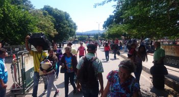 Dos familias venezolanas cuyas madres pilares migraron de Colombia, dejaron su pasado atrás y reiniciaron su vida. Hoy sus dolientes buscan sus raíces colombianas. / Foto: Rafael Sulbarán