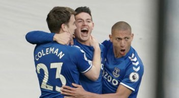El centrocampista colombiano del Everton, James Rodríguez, celebra tras anotar durante el partido de fútbol de la Premier League inglesa ante el Crystal Palace en Goodison Park en Liverpool. / Foto: AFP