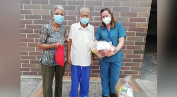 La familia Chávez Ibarra recibió ayuda médica, en atención psicosocial y dos mercados de parte de la Clínica Medical Duarte. / Foto: Cortesía