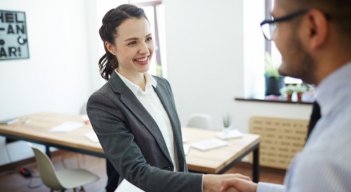  La presencia femenina en cargos altos en la industria tecnológica en Latinoamérica aumentó un 18% en los últimos años, junto a las contrataciones para puestos técnicos: directoras de tecnología un 60% y desarrolladoras de sitios web un 43%.  / Foto: Freepik.es