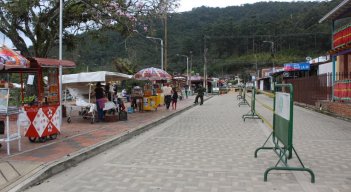 En las calles se instalaron vallas para controlar las multitudes.