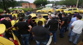 Los taxistas piden a sus compañeros que se unan al paro de manera pacífica./Foto: Juan Pablo Cohen