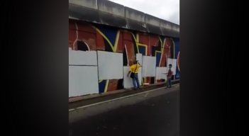 Un grupo de personas tapó el mural de los jóvenes realizado en el puente de San Mateo./Foto: tomada de internet