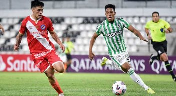 Sebastián Gómez de Atlético Nacional (derecha) en una de las acciones del partido.