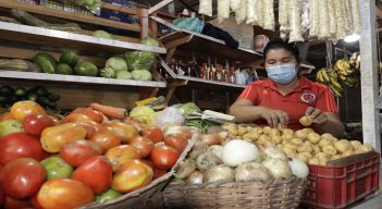 Tomate, papa, fresa y piña son los productos del campo que más han aumentado de precio.  / Foto: Luis Alfredo Estévez/ La Opinión 
