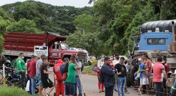 Un nuevo bloqueo vial se produjo ayer en la vía El Zulia-Ye Astilleros./Foto Alfredo Estévez