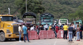 Los cierres viales se han sentido en las ‘goteras’ de la ciudad, como el Anillo Vial Occidental. / Foto Alfredo Estévez/ La Opinió