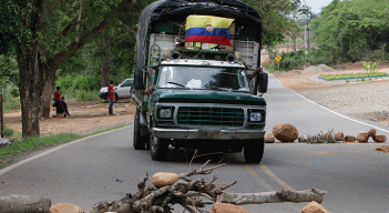 Ayer fueron levantadas nuevamente las barricadas, en los puntos de bloqueo, para dejar ingresar vehículos de carga y aprovisionar al Catatumbo. / Fotos Alfredo Estévez / La Opinión 