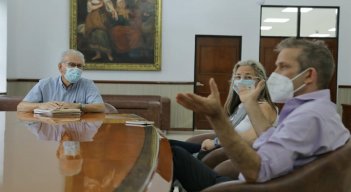 El alcalde Jairo Yáñez, junto a la secretaria de Educación Jessica Ramírez, recibieron al embajador de Canadá en Colombia, Marcel Lebleu, y a la primera secretaria, Claire Devrie./ Cortesía/ La Opinión 