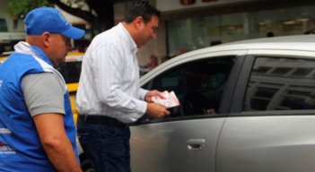 El secretario de Hacienda, Oscar Gerardino, reparte aquí información relacionada sobre las alternativas que hay para el pago del impuesto automotor.