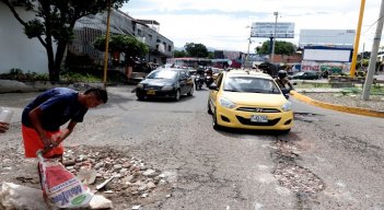 Los grandes huecos que adoran las vías en la ciudad puede generar un riesgo de accidentalidad./Foto: José Estévez/La Opinión.