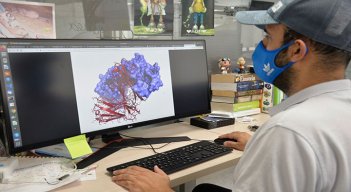 El profesor Juvenal Yosa Reyes, en el Laboratorio de Simulación Molecular y Bioinformática de la Universidad Simón Bolívar. / Cortesía/ La Opinión 