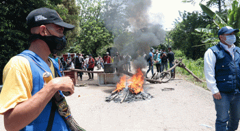 En la vía Tibú, los manifestantes levantaron barricadas para bloquear el paso hacia las diferentes localidades el Catatumbo. / Foto Luis Alfredo Estévez / La Opinión