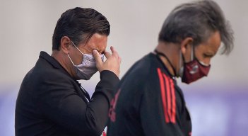 Marcelo Gallardo, técnico de River Plate, afectado por los gases lacrimógenos en Barranquilla