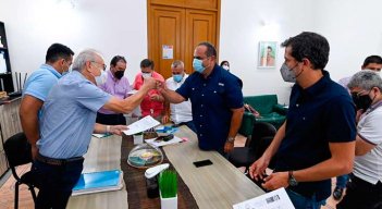 El alcalde Jairo Yáñez y el director de Cormonor, Gregorio Angarita celebran el pacto para despegar ell proyecto de las PTAR de cúcuta./Foto Cortesía