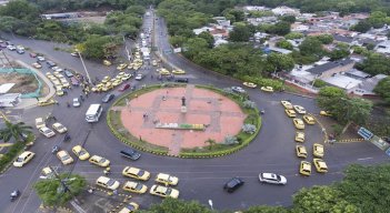 Los taxistas mantuvieron cierres en algunas vías. Cerraban 15 minutos y luego de este lapso, reabrían el paso para los carros particulares, motocicletas y busetas. / Juan Pablo Cohen/ La Opinión 