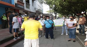 Ayer, veedores, comunidad y concejales adelantaron una protesta en las afueras de la empresa Aguas de Los Patios para exigir soluciones inmediatas./ Foto Alfredo Estévez/La Opinión