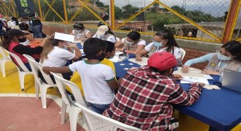 Han hecho operativos de mejoramiento de cobertura en corregimientos y barrios más vulnerables de la ciudad donde carecen de herramientas tecnológicas para solicitar la nueva encuesta./ Cortesía 