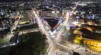 La medida se aplica en los 40 municipios de la región de lunes a jueves desde la medianoche hasta 5:00 am, mientras que el fin de semana (viernes, sábados y domingo) comienza a las 10:00 pm, hasta las 5:00 am.