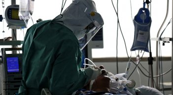 Autoridades estudian nuevas medidas para frenar la COVID