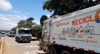 Ayer, hacia mediodía, se permitió que los camiones del aseo urbano pudieran llegar hasta el Parque Tecnológico Guayabal a descargar la basura que estaba represada.  / Foto Luis Alfredo Estévez / La Opinión