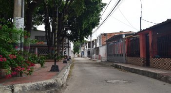 La comunidad ha sacado adelante la urbanización estos 46 años. / Fotos Pablo Castillo / La Opinión.
