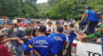 Los campesinos mantienen bloqueada la vía hacia El Catatumbo desde el pasado 5 de mayo./Foto: cortesía