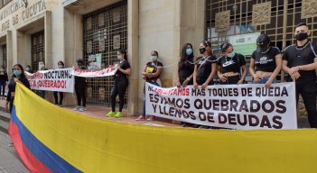 Los manifestantes recalcaron que los toques de queda han llevado a la quiebra a muchos negocios, por lo que no aguantan más este tipo de medidas que solo afectada a los empresarios y microempresarios de la noche. / Foto: Paola Ríos