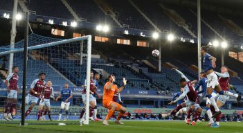 Everton (8º) dio un paso atrás en sus aspiraciones europeas al caer 1-2 en casa ante el Aston Villa (9º). / Foto: AFP