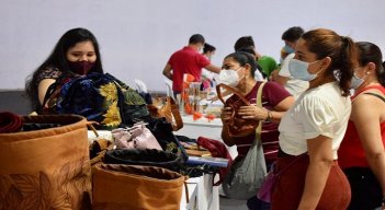 Las mujeres esperan con optimismo una buena respuesta comercial por parte de los cucuteños. / Cortesía/ La Opinión